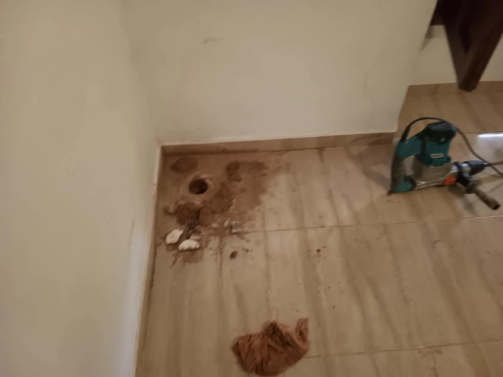 Perforación del pavimento interior para instalar una estación SentriTech en Campillo de Altobuey