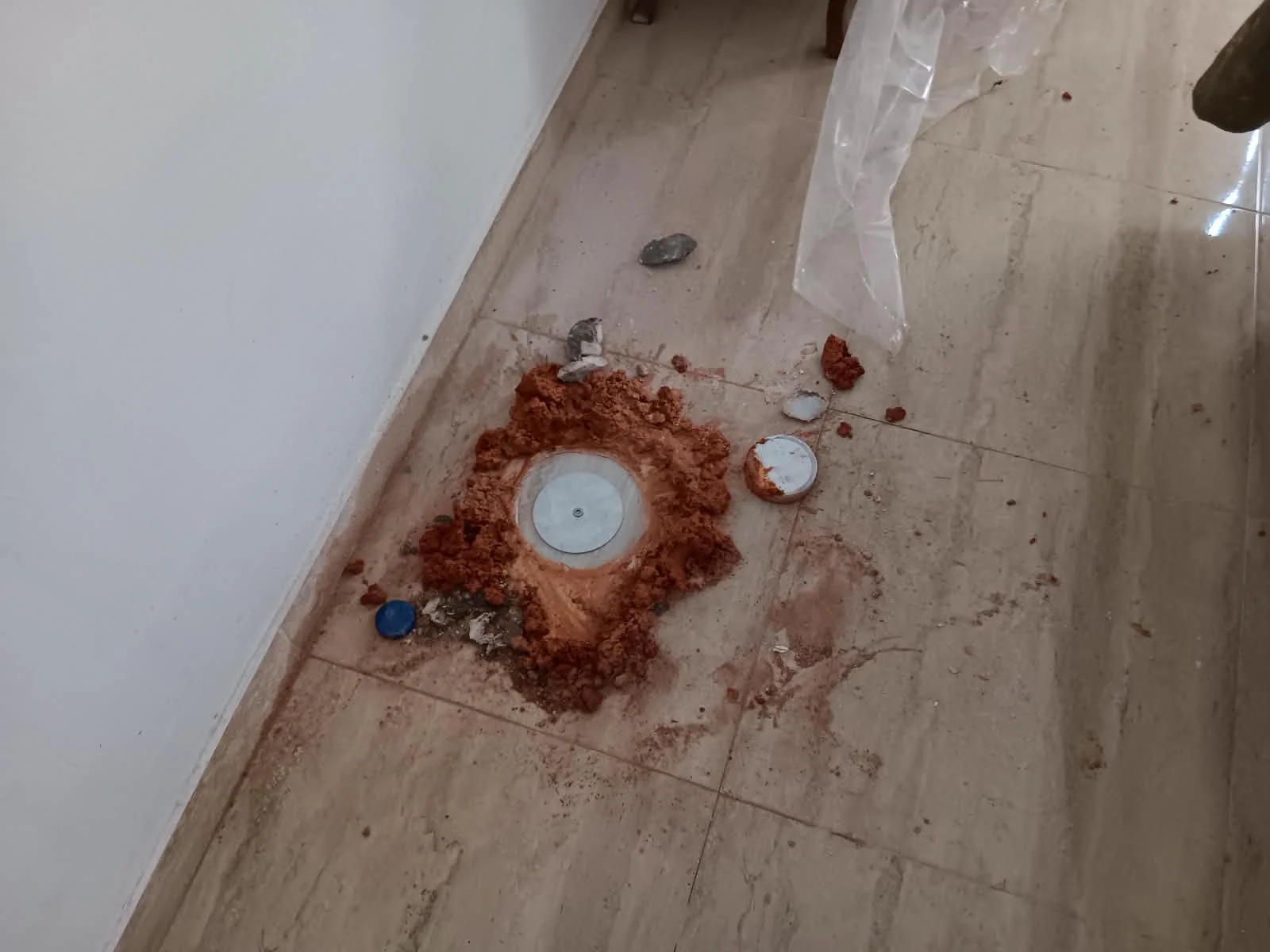 Estación SentriTech instalada en el pavimento interior de una vivienda en Campillo de Altobuey