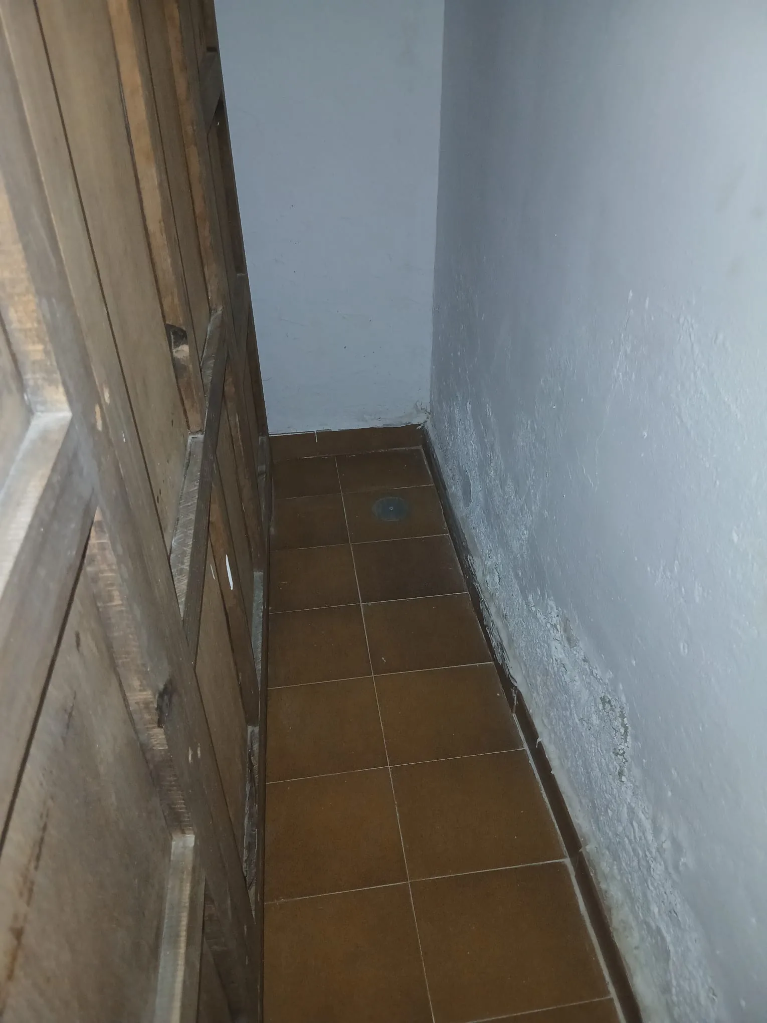 Estación SentriTech instalada junto a elementos de madera en Tobarra